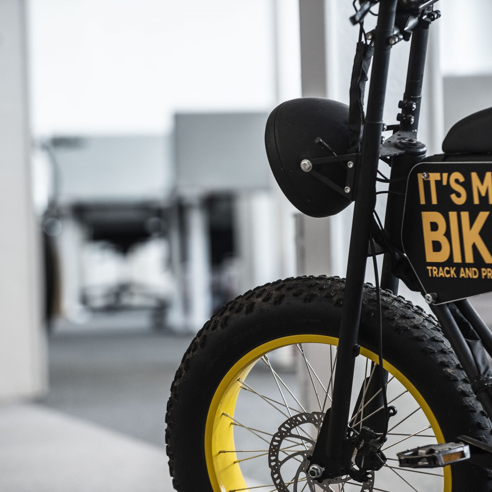 Uni Make mit der Aufschrift 