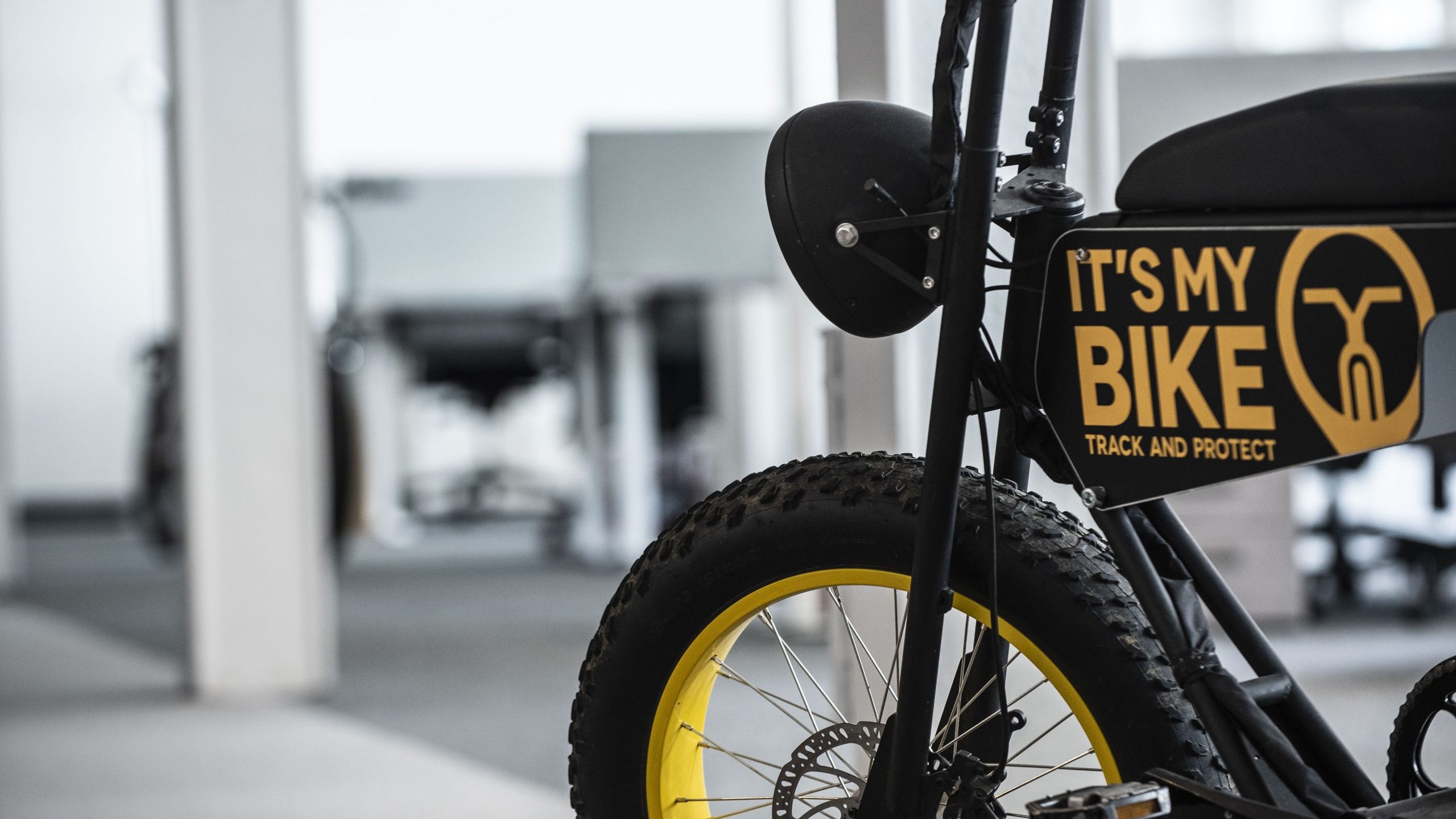 Uni Make mit der Aufschrift 