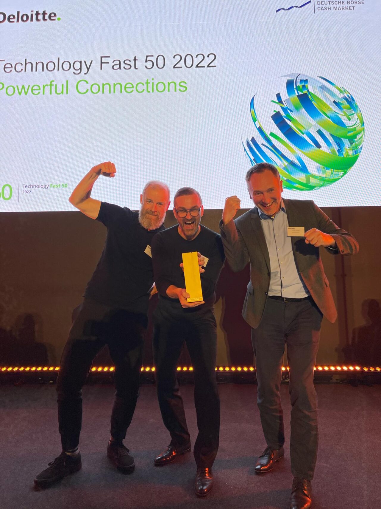 IoT Venture-Gründer mit Sieger Pokal - Technology Fat 50 2022