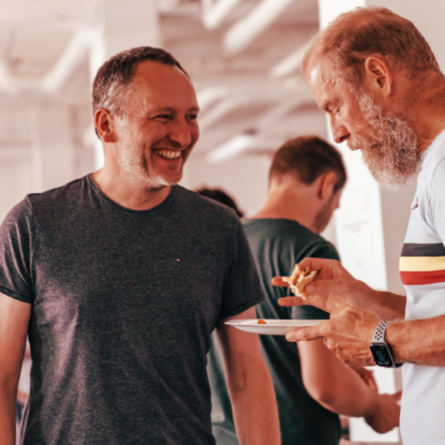 Zwei Männer am unterhalten.