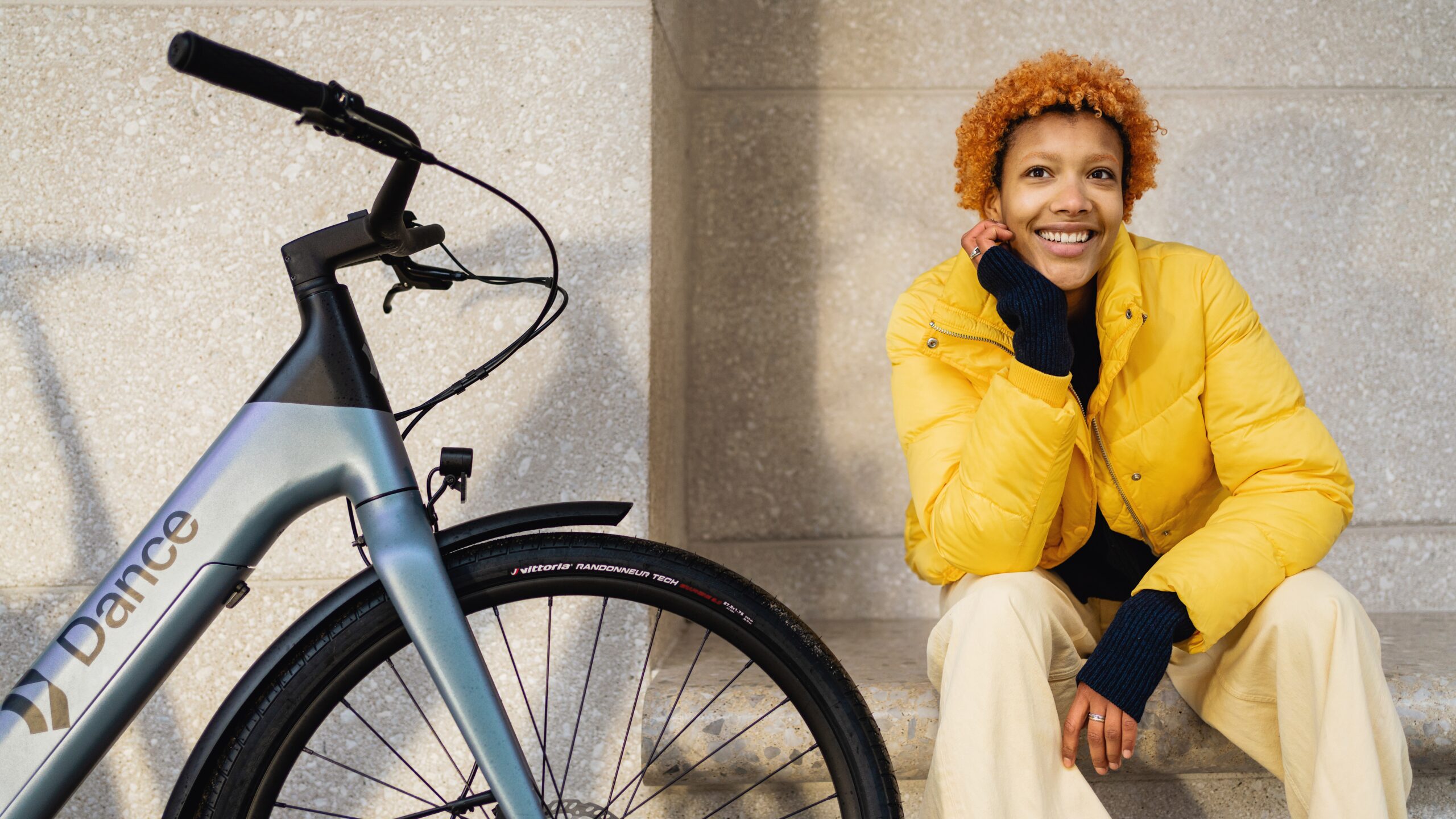 Rechts lächelnde Frau - Links Metall blaues Dance Bike