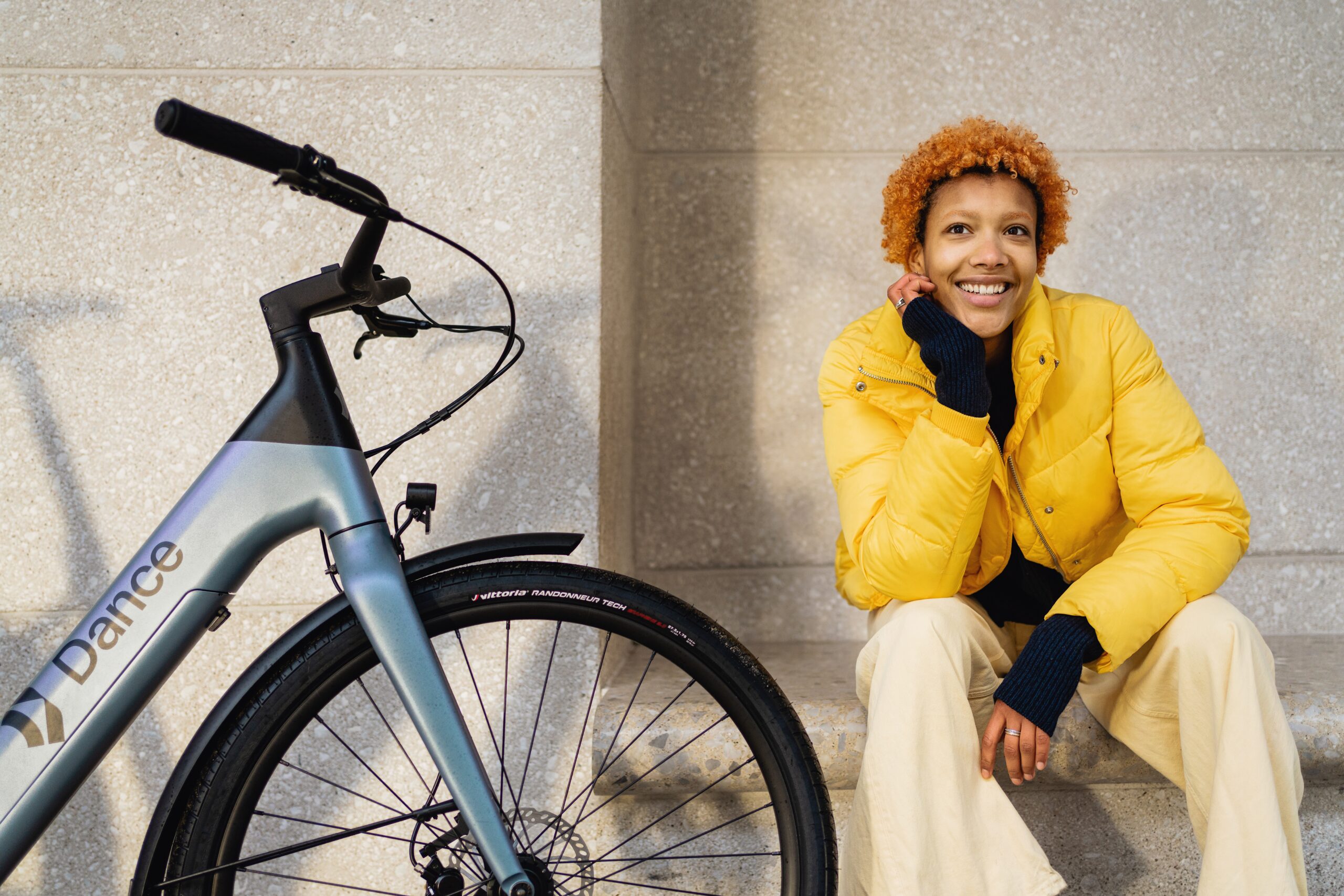 Rechts lächelnde Frau - Links Metall blaues Dance Bike