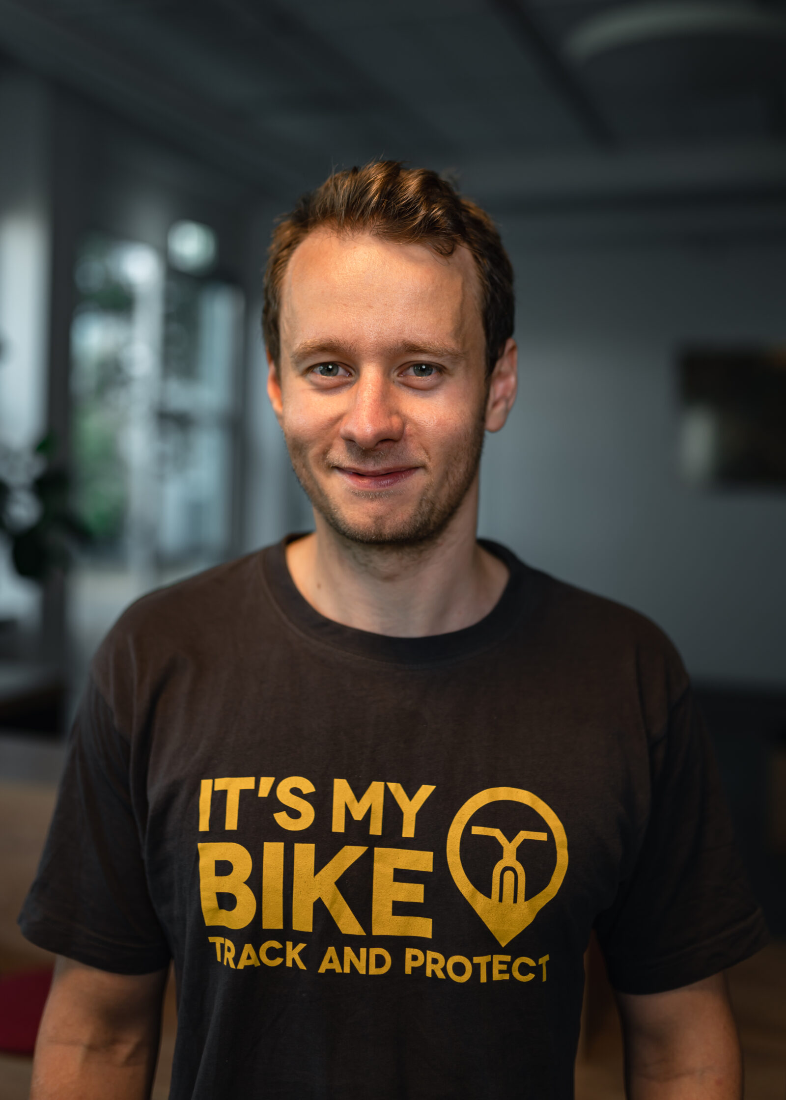 Ein Porträt Foto von unserem Mitarbeiter Felix Letkemann.