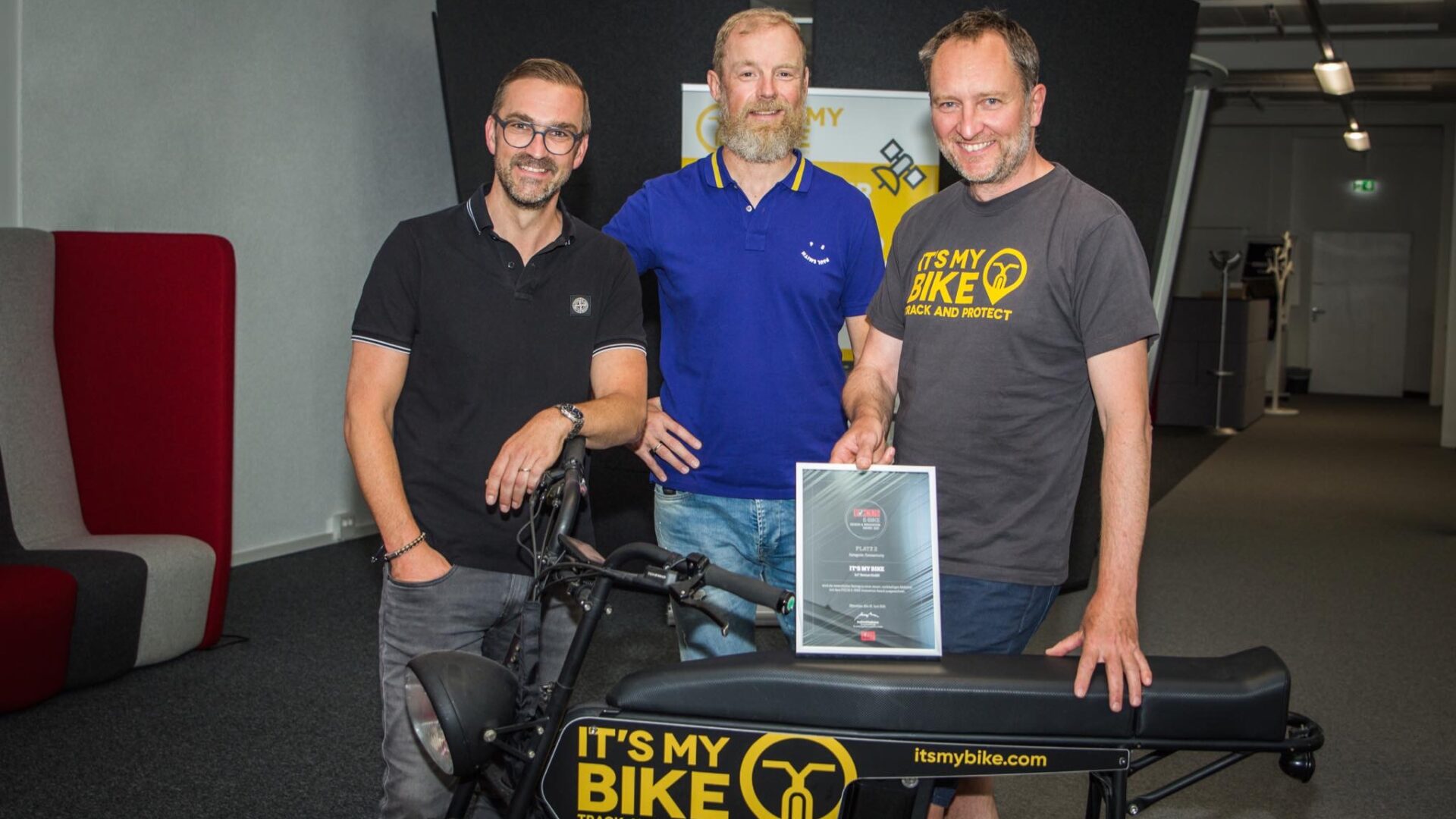 IoT Venture-Gründer mit Uni Moke mit IT'S MY BIKE Aufschrift
