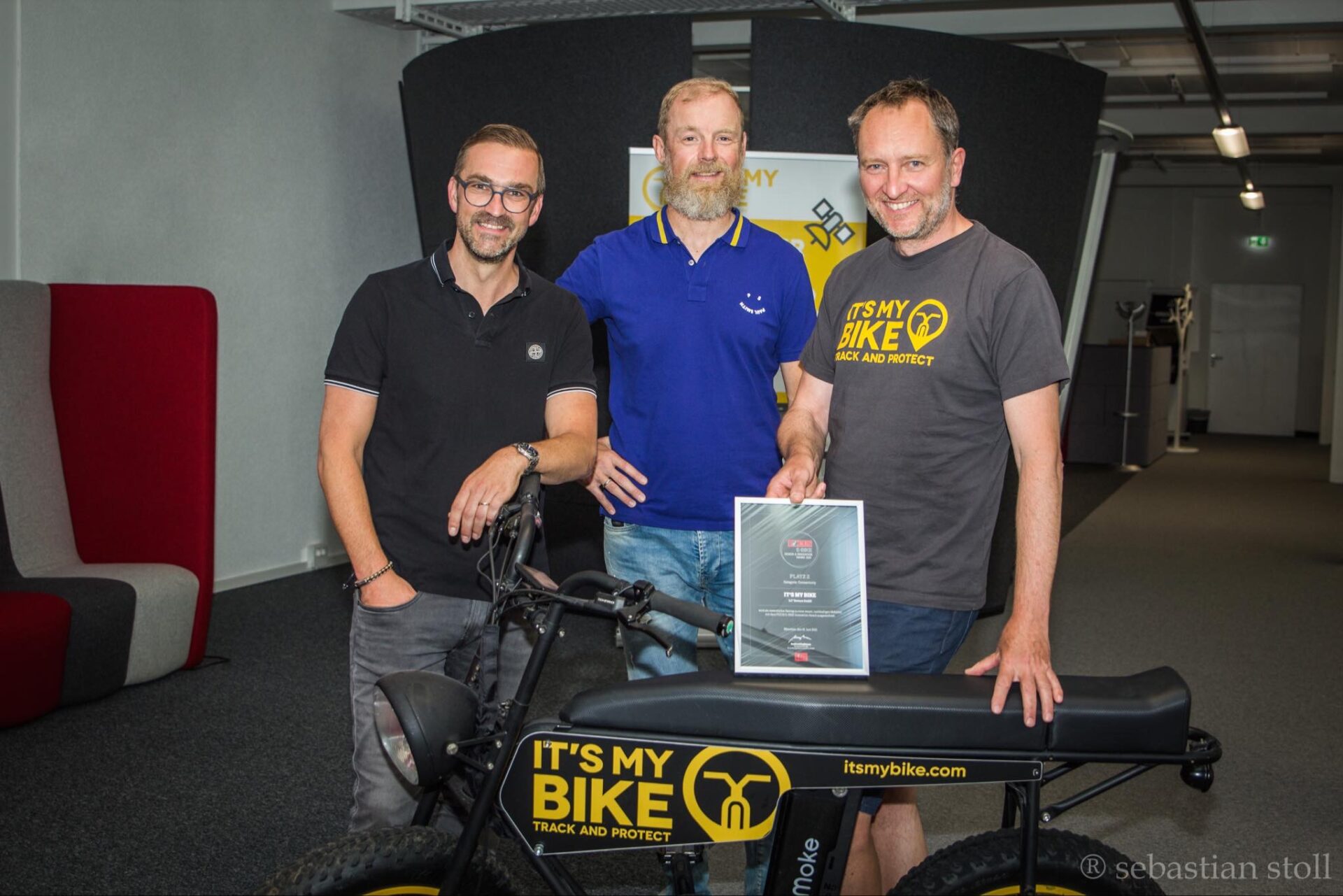 IoT Venture-Gründer mit Uni Moke mit IT'S MY BIKE Aufschrift