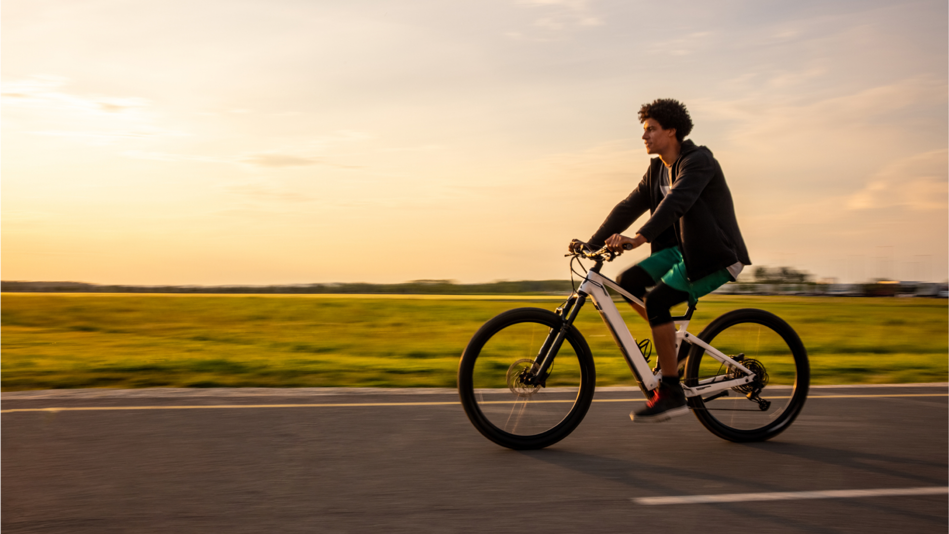 Mann auf E-Bike am fahren