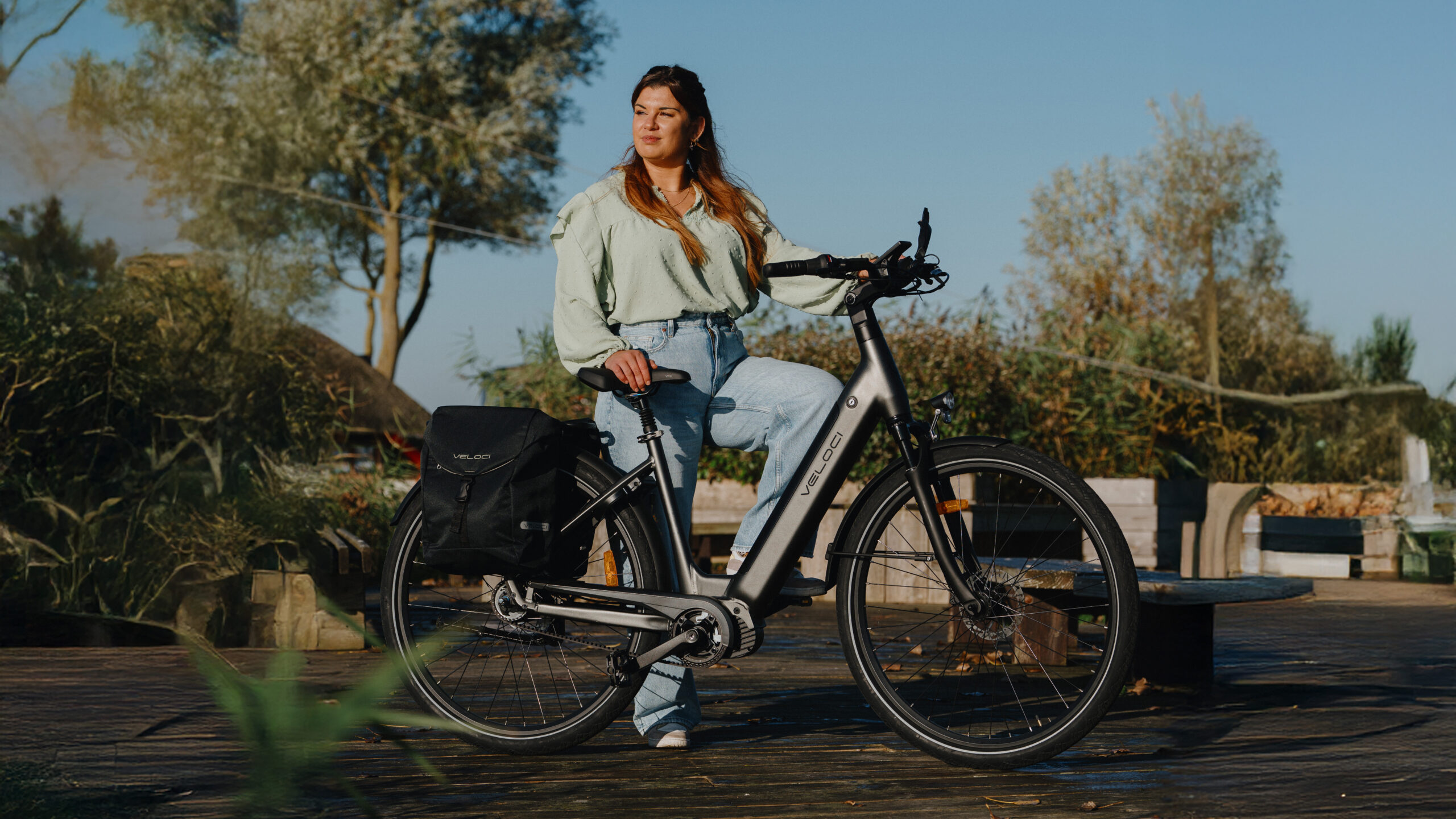 Frau auf E-Bike
