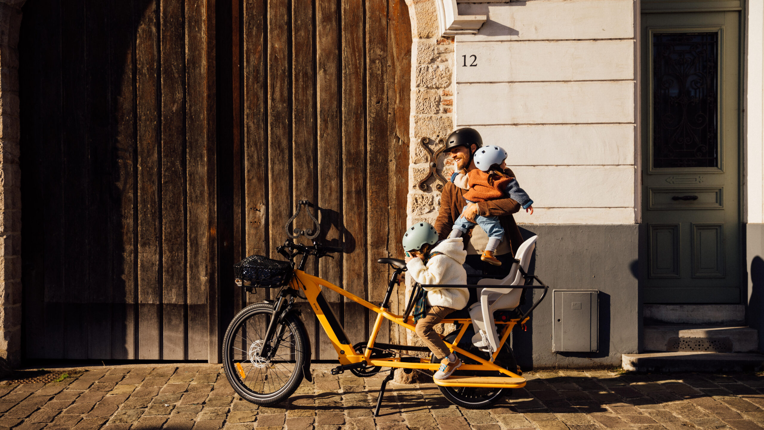 Mann mit zwei Kinder auf E-Bike